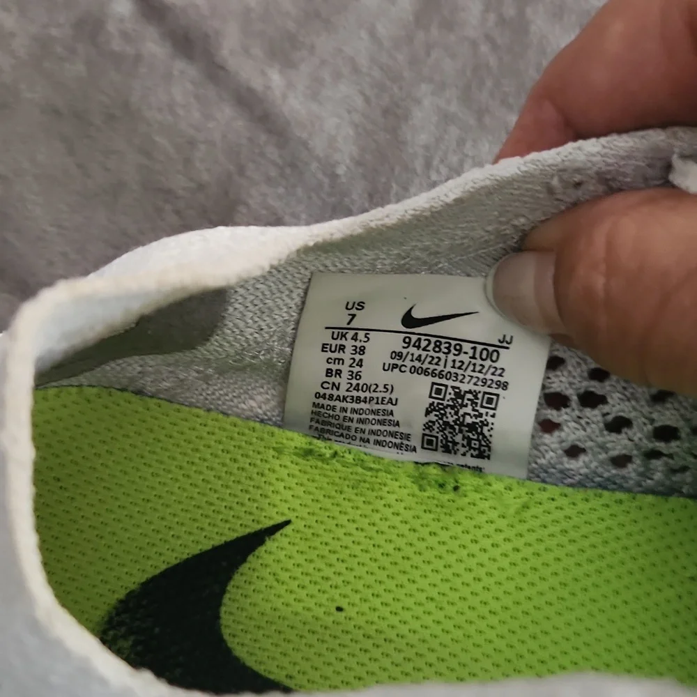 Nike White and Black Knit Sneakers - Picture 6 of 6